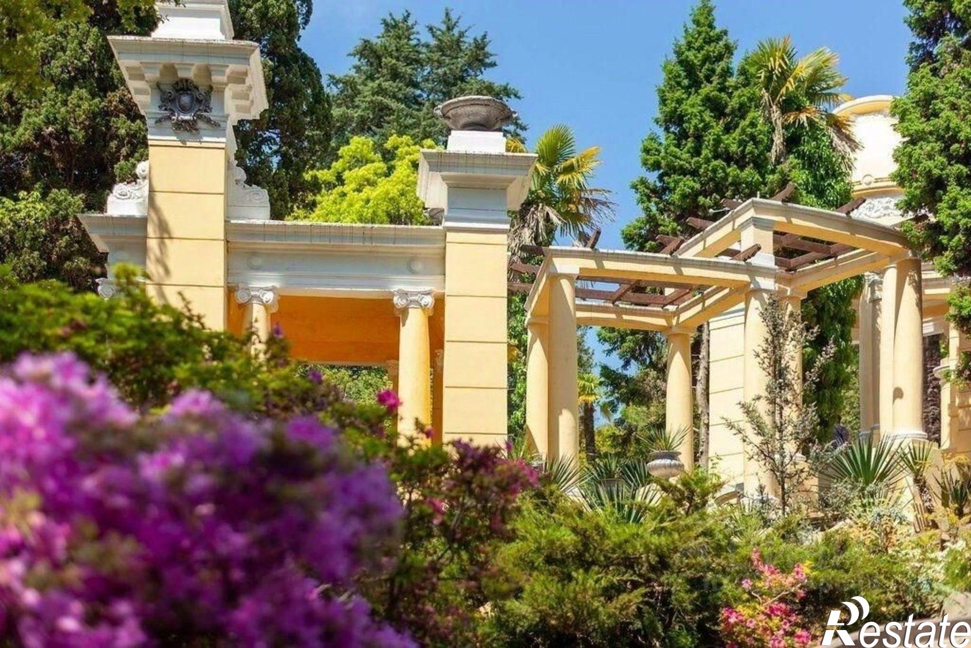 Купить квартиру за 15 000 000 рублей на Черноморская улица, 3