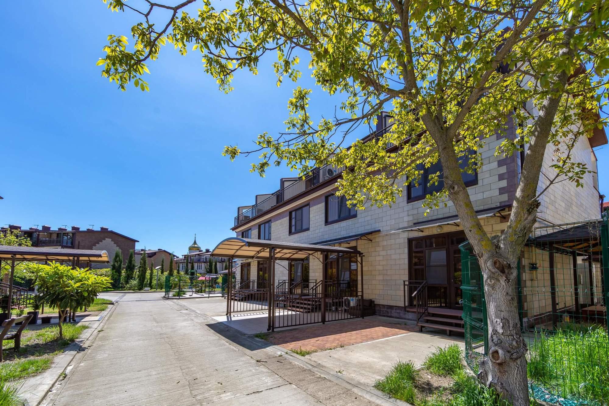 Купить дачу, дом, коттедж за 27 100 000 рублей на Побратимов улица, д.35Б1