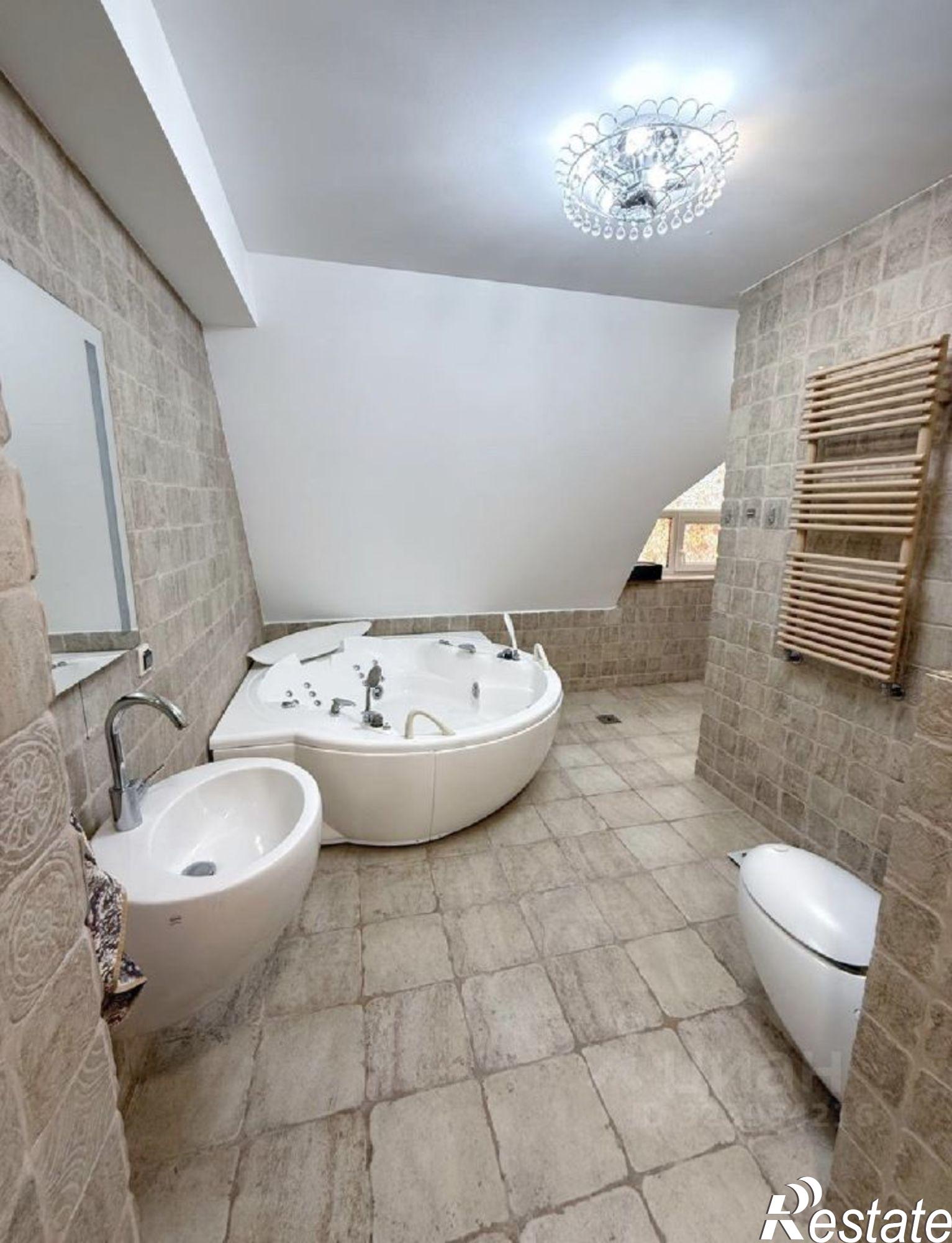 Купить квартиру за 84 000 000 рублей на ул Роз, 32А