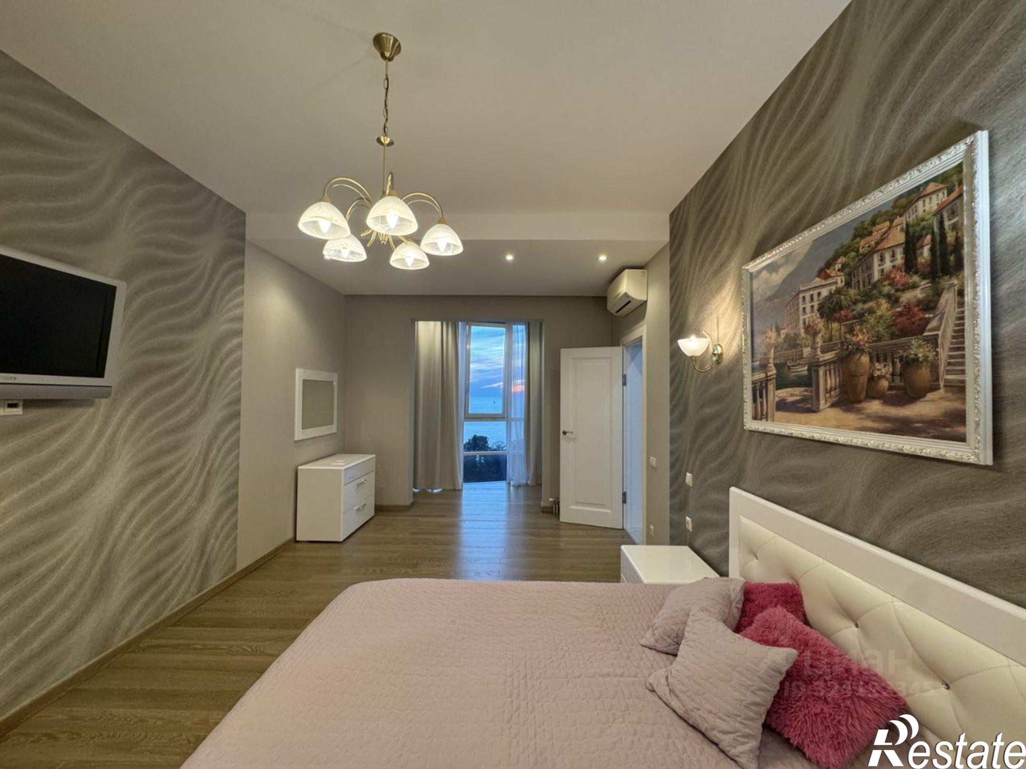 Сдать квартиру за 130 000 рублей на Гагринская улица, 10