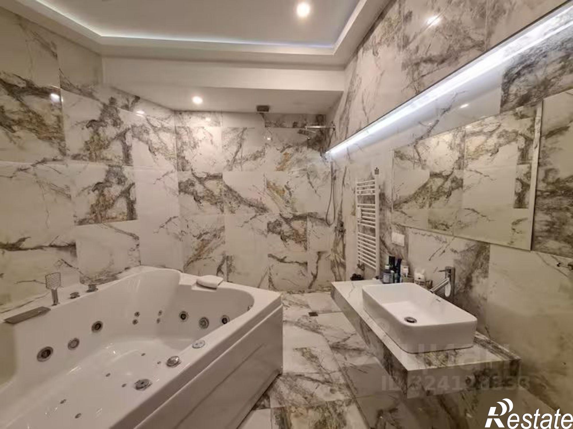 Купить квартиру за 17 350 000 рублей на ул Демократическая, 4